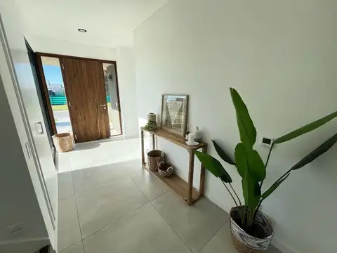 Casa en Alquiler con 2 cocheras