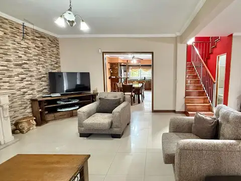 Casa en Venta con 2 cocheras
