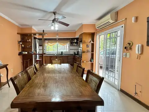 Venta Casa 4 ambientes con quincho y pileta en San justo