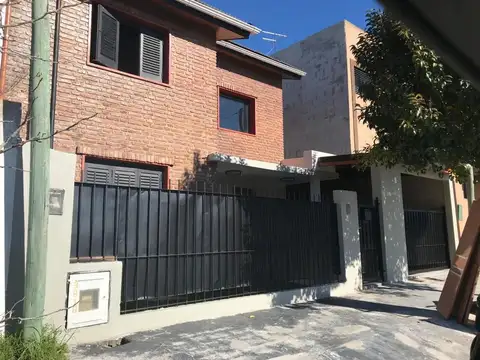 CASA EN VENTA GONNET 3 DORMITORIOS Y PILETA