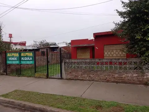 Casa de 3 ambientes con lote libre y entrada p/ auto en venta | Berazategui