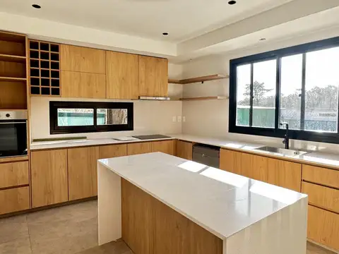 Casa 5 ambientes con 3 baños