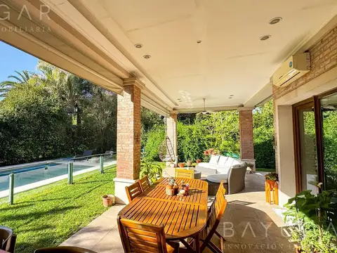 Casa en Venta con 3 cocheras
