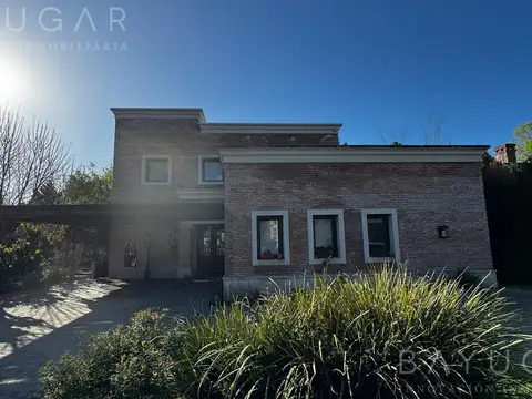 Casa 5 ambientes con 3 baños
