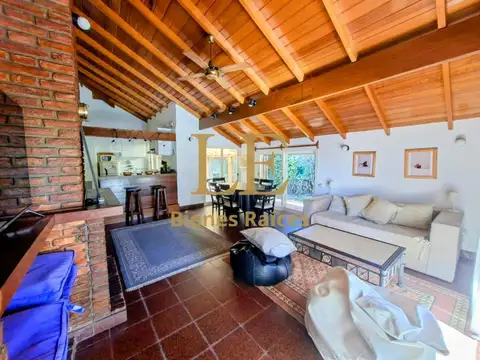 Casa 4 ambientes con 2 baños