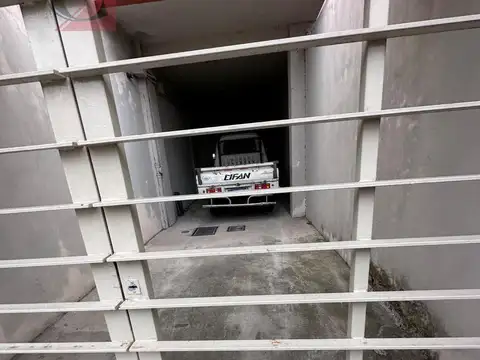 Cochera doble independiente a la calle en Lanús Oeste
