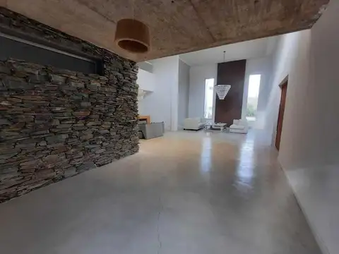 Casa en Alquiler con 2 cocheras