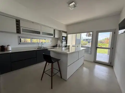 Casa en Alquiler con 2 cocheras