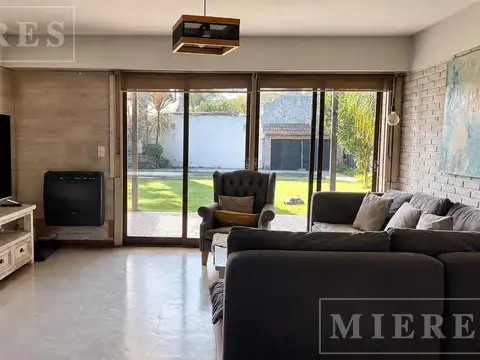 Casa en Alquiler con 6 cocheras