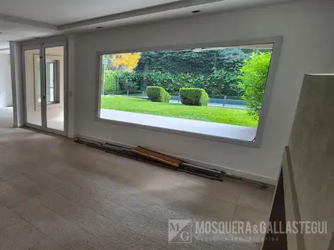 Casa en Venta con 3 cocheras