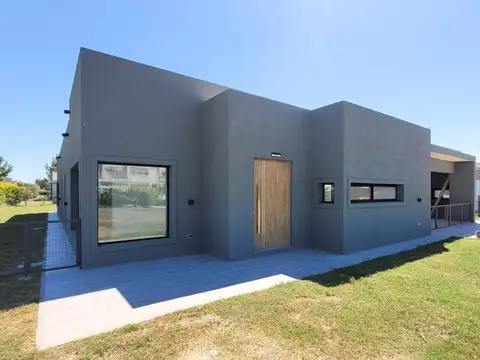 Casa 6 ambientes con 2 baños