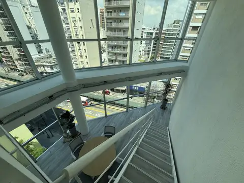 Oficina con cochera en edificio corporativo