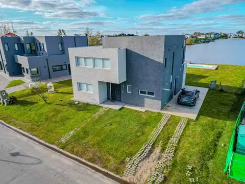 Casa en Alquiler con 2 cocheras