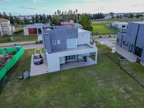 ALQUILER CASA 5 AMBIENTES AL LAGO AMOBLADA CANNING