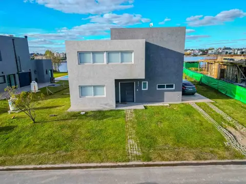 Casa 5 ambientes con 3 baños