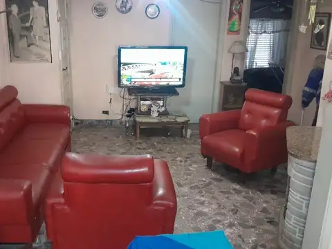 Casa en venta de 3 ambientes con patio y quincho -  Gerli