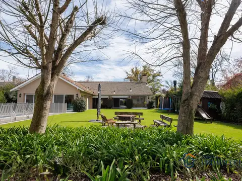 Casa sobre golf en impecable estado