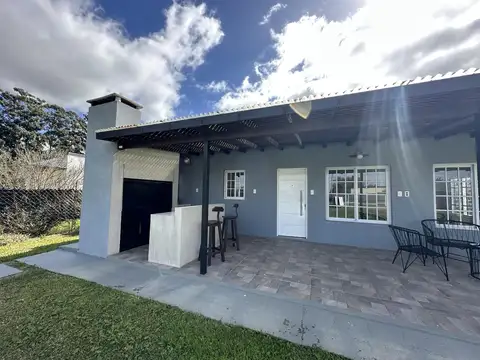 Casa en Venta sobre un terreno de 620 m2. Galería con parrilla. Fogonero. Barrio La Florida Zárate