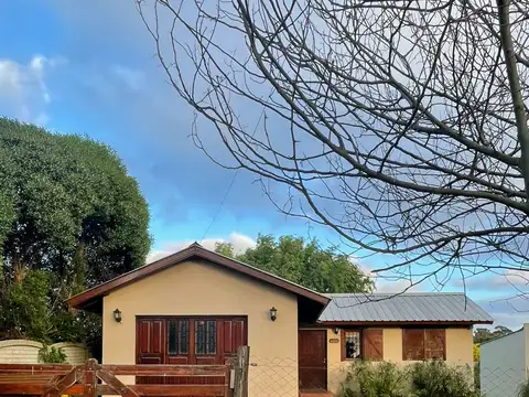 Casa 2 ambientes con cochera Los Acantilados