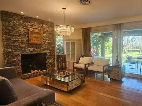 Casa 10 ambientes con 5 baños