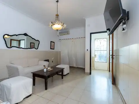 Casa 8 ambientes con 5 baños