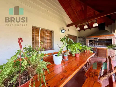 Casa en Venta con 3 cocheras