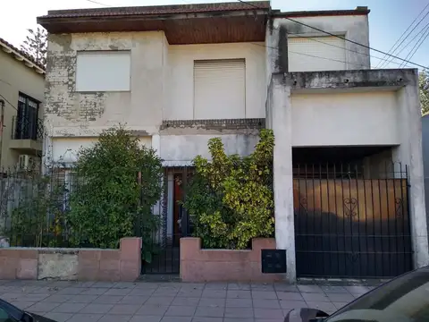 CASA P.H AL FRENTE 5 AMBIENTES PARA MODERNIZAR