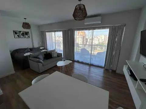 Excelente monoambiente en el exclusivo edificio MET PLAZA, con vista abierta a Plaza Houssay
