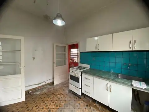 Casa de 2 habitaciones en terreno de 410m2 con galpones en Villa Centenario