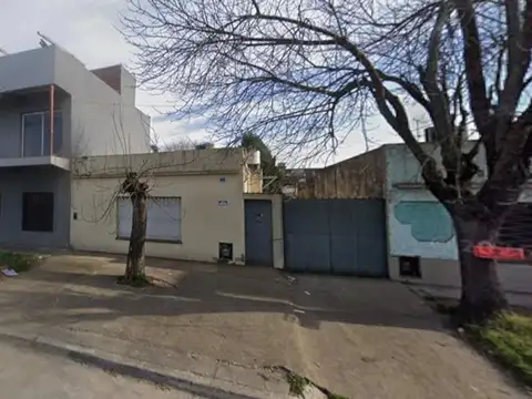 Casa de 2 habitaciones en terreno de 410m2 con galpones en Villa Centenario