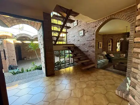 Casa en Venta con 2 cocheras