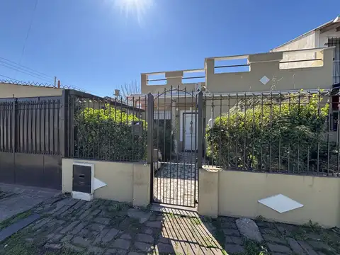 Casa 2 ambientes con cochera cubierta