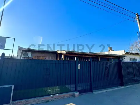 Casa 8 ambientes con 2 baños