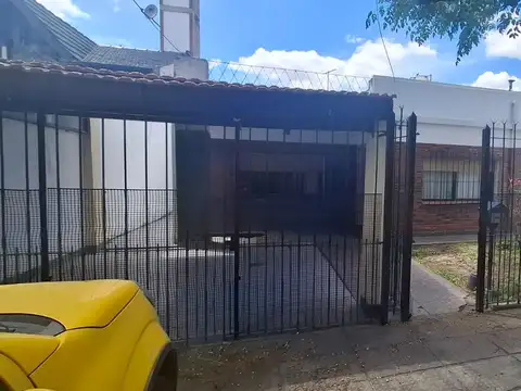 Casa 3 amb. con Patio y Cochera