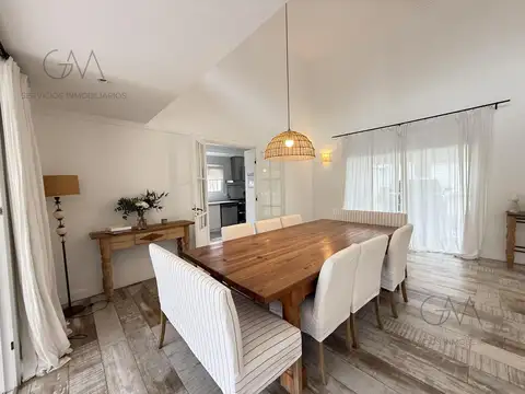 Casa 5 ambientes con 4 baños