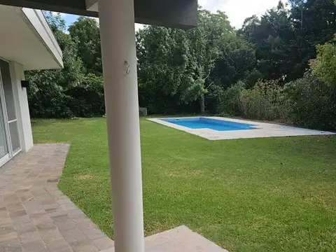 Abril Club de Campo barrio Los Robles 100