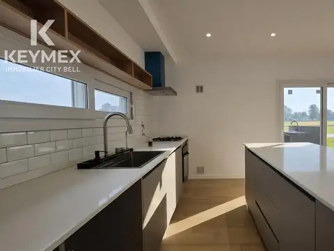Casa en Venta con 2 cocheras