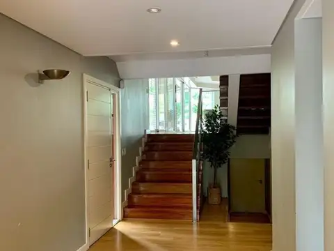 Casa 6 ambientes con 5 baños