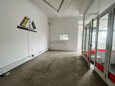 Oficina 6 ambientes con 2 baños