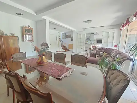 Casa 6 ambientes con 2 baños
