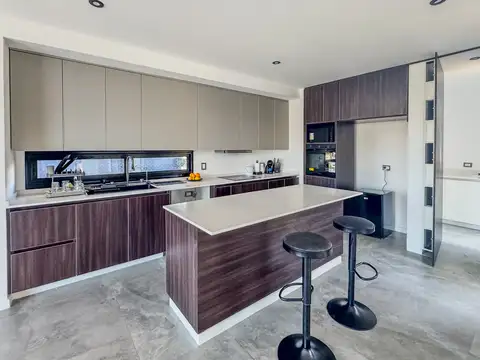 Casa en Venta con 4 cocheras