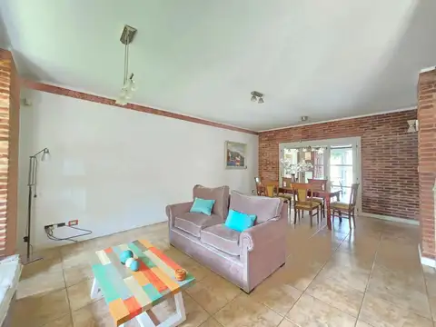 Casa 5 ambientes con 2 baños