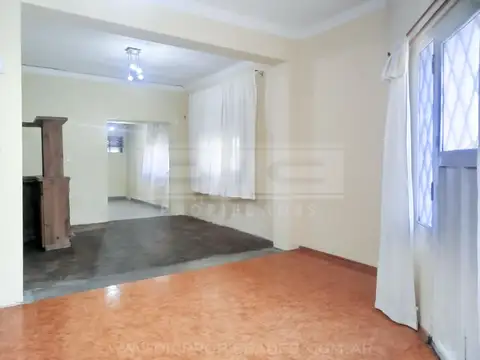 Thames al 2900 entre F.C. Rodriguez y Gob Castro