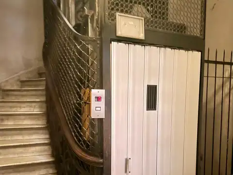 Oficina 7 ambientes con 2 baños