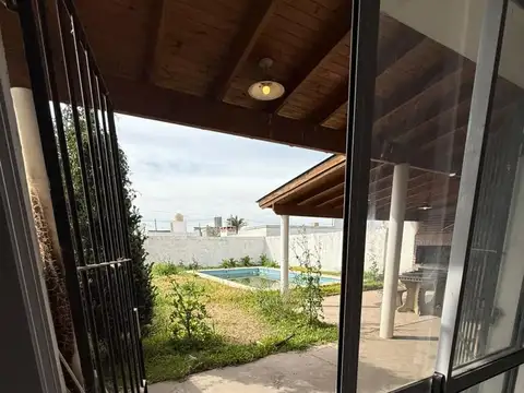 Casa en Alquiler con 1 cochera