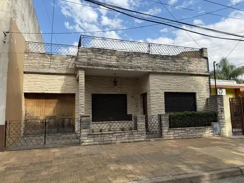 Casa 4 ambientes - única planta / gran jardin y apta ampliac