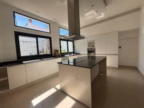 Casa 6 ambientes con 3 baños
