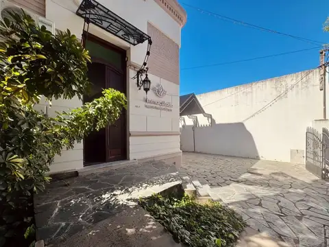 Casa 12 ambientes con 2 baños