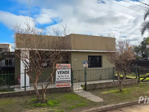 Casa con amplio lote situada sobre calle Paso de los Andes, a escasos mts de Av. Cettour. SAN JOSE.