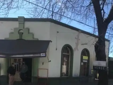 Excelente Esquina De Casona Antigua Con Local En Funcionamiento Y Casa A Reciclar